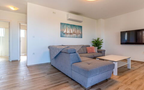 Rab Lopar 115: Sol, Design Intérieur, Meubles, Sol, Canapé, Bois, Parquet, Plafond, Pièce, Salon