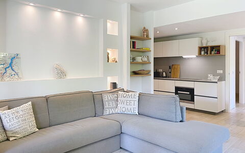 Jolanda: Meubles, Design Intérieur, Sol, Chaise, Sol, Table, Table Cuisine Et Salle A Manger, Ombre, Plafond, Tache De Bois