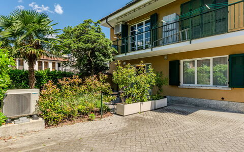 Renza: Zone Résidentielle, Domicile, Balcon, Biens, Ombre, Allée, Aménagement Paysager, Hacienda, Villa, Porche
