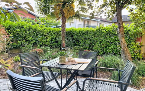 Renza: Meubles, Design Intérieur, Sol, Chaise, Sol, Table, Table Cuisine Et Salle A Manger, Ombre, Plafond, Tache De Bois