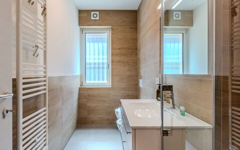Renza: Sol, Sol, Design Intérieur, Salle De Bains, Mur, Luminaire Plomberie, Bois, Évier, Lavabo, Armoire De Toilette
