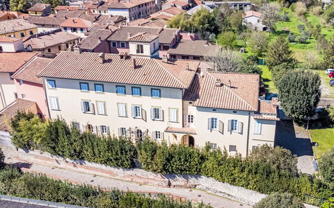 San Giovanni alla Vena: Meubles, Design Intérieur, Sol, Chaise, Sol, Table, Table Cuisine Et Salle A Manger, Ombre, Plafond, Tache De Bois
