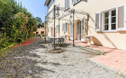 San Giovanni alla Vena: Meubles, Design Intérieur, Sol, Chaise, Sol, Table, Table Cuisine Et Salle A Manger, Ombre, Plafond, Tache De Bois
