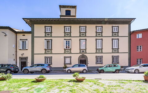 San Giovanni alla Vena: Meubles, Design Intérieur, Sol, Chaise, Sol, Table, Table Cuisine Et Salle A Manger, Ombre, Plafond, Tache De Bois