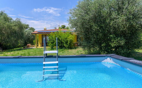 Cottage Girasole di Mare: Bleu, Piscine, Composite, Ombre, Recours, Loisir, Arrière-Cour, Jardin, Eco Hôtel, Aménagement Paysager