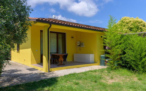 Cottage Girasole di Mare: Porte, Domicile, Chalet, Arrière-Cour, Jardin, Ombre, Cour, Pelouse, Aménagement Paysager, Batiments Jardin
