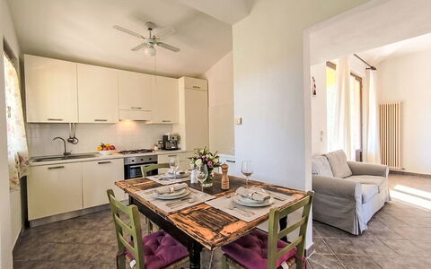 Cottage Girasole di Mare: Meubles, Design Intérieur, Sol, Chaise, Sol, Table, Table Cuisine Et Salle A Manger, Ombre, Plafond, Tache De Bois