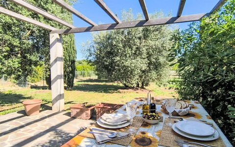 Cottage Girasole di Mare: Meubles, Design Intérieur, Sol, Chaise, Sol, Table, Table Cuisine Et Salle A Manger, Ombre, Plafond, Tache De Bois
