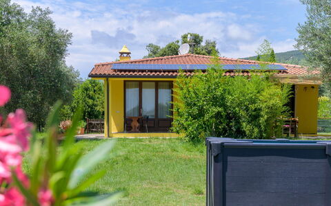 Cottage Girasole di Mare: Lot Terre, Chalet, Jardin, Ferme, Batiments Jardin, Biens, Pelouse, Eco Hôtel, Cour, Arrière-Cour