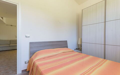 Cottage Girasole di Mare: Sol, Design Intérieur, Sol, Chambre, Bois, Lit, Plafond, Pièce, Drap De Lit, Literie
