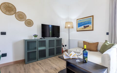 Marina di Sorso 5: Meubles, Design Intérieur, Sol, Canapé, Sol, Bois, Pièce, Table, Plafond, Salon