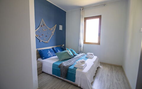 Mediterranea'S House Otranto: Meubles, Bois, Sol, Design Intérieur, Sol, Linge, Textile, Chambre, Pièce, Lit