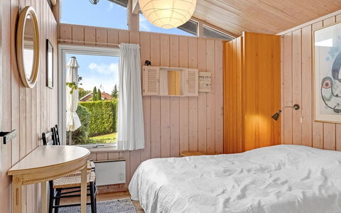 Söhnke - 100M to the Fjord: Bois, Plafond, Design Intérieur, Domicile, Chambre, Luminaire, Lit, Tache De Bois, Literie, Dur