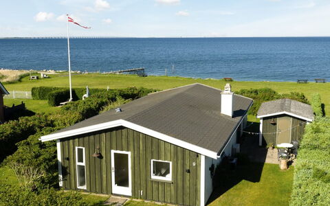 Edla - 35M from the Sea: Maison, Toit, Domicile, Zone Résidentielle, Chalet, Paysage, Lot Terre, Biens, Pelouse, Aménagement Paysager
