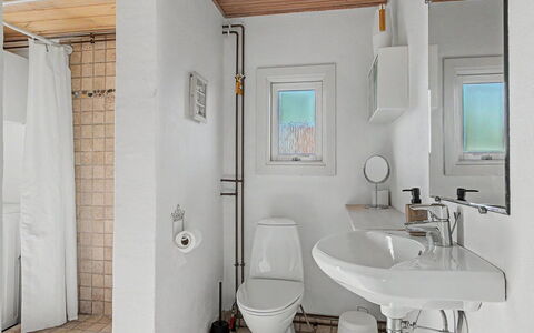 Edla - 35M from the Sea: Luminaire Plomberie, Mur, Design Intérieur, Sol, Salle De Bains, Évier, Sol, Lavabo, Plafond, Siège De Toilette