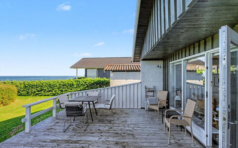 Edla - 35M from the Sea: Porche, Balcon, Chalet, Ombre, Plate-Forme, Biens, Dur, Balustrade, Siding, Planche