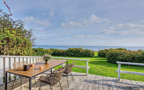 Edla - 35M from the Sea: Ciel, Meubles, Bois, Mobilier De Jardin, Table, Chaise, Nuage, Tableau De Plein Air, Dur, Planche