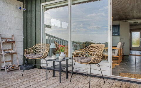 Edla - 35M from the Sea: Ciel, Meubles, Bois, Mobilier De Jardin, Table, Chaise, Nuage, Tableau De Plein Air, Dur, Planche