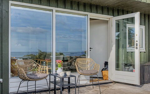 Edla - 35M from the Sea: Ciel, Meubles, Bois, Mobilier De Jardin, Table, Chaise, Nuage, Tableau De Plein Air, Dur, Planche