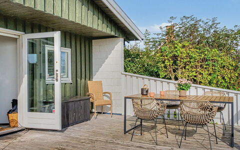 Edla - 35M from the Sea: Ciel, Meubles, Bois, Mobilier De Jardin, Table, Chaise, Nuage, Tableau De Plein Air, Dur, Planche