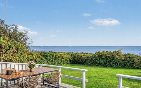 Edla - 35M from the Sea: Ciel, Meubles, Bois, Mobilier De Jardin, Table, Chaise, Nuage, Tableau De Plein Air, Dur, Planche