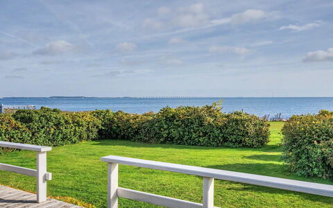 Edla - 35M from the Sea: Ciel, Meubles, Bois, Mobilier De Jardin, Table, Chaise, Nuage, Tableau De Plein Air, Dur, Planche