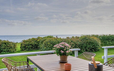 Edla - 35M from the Sea: Ciel, Meubles, Bois, Mobilier De Jardin, Table, Chaise, Nuage, Tableau De Plein Air, Dur, Planche