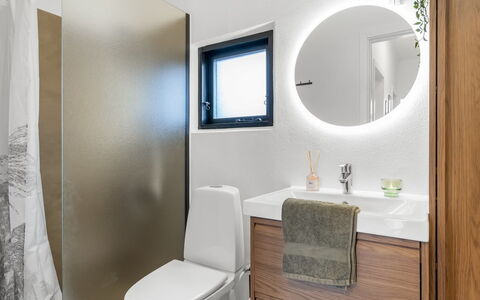 Gojko - from the Sea: Design Intérieur, Sol, Luminaire Plomberie, Salle De Bains, Toilette, Siège De Toilette, Sol, Armoire De Toilette, Miroir, Évier