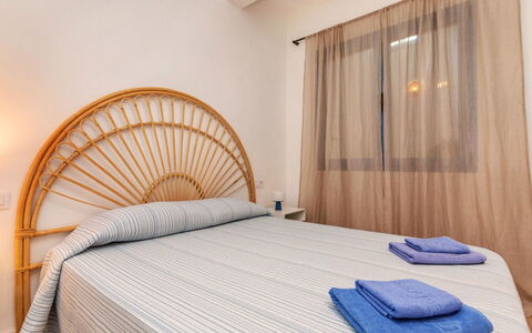 L'Ametlla de Mar 388: Lit, Chambre, Design Intérieur, Literie, Drap De Lit, Bois, Meubles, Sol, Sol, Linge