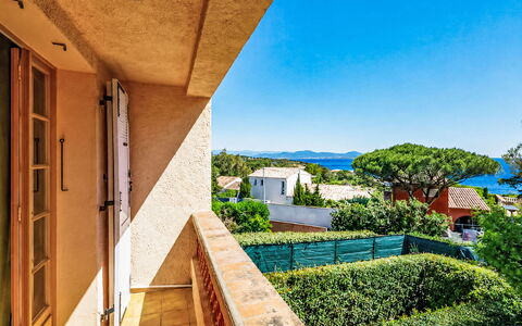 Les Minoux: Bleu, Balcon, Biens, Villa, Eco Hôtel, Haie, Stock Photographie