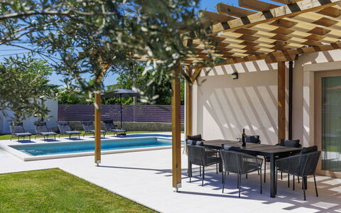 Vila Klara: Meubles, Chaise, Mobilier De Jardin, Tableau De Plein Air, Patio, Table Cuisine Et Salle A Manger, Ombre, Conception, Structure En Plein Air, Table Basse