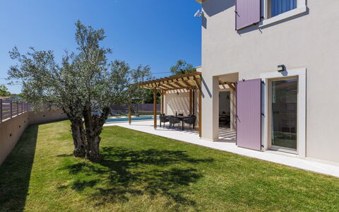 Vila Klara: Meubles, Chaise, Mobilier De Jardin, Tableau De Plein Air, Patio, Table Cuisine Et Salle A Manger, Ombre, Conception, Structure En Plein Air, Table Basse