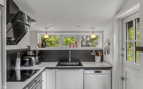 Momo - 2.8Km from the Sea: Cuisine, Appareil De Cuisine, Principaux Appliance, Comptoir, Électroménager, Luminaire Plomberie, Evier, Design Intérieur, Cuisinière, Évier