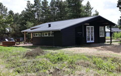 Momo - 2.8Km from the Sea: Bois, Maison, Toit, Domicile, Chalet, Porte, Lot Terre, Siding, Batiments Jardin, Cabanon