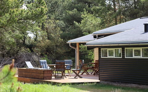 Momo - 2.8Km from the Sea: Bois, Chalet, Domicile, Maison, Toit, Porche, Lot Terre, Porte, Ombre, Batiments Jardin