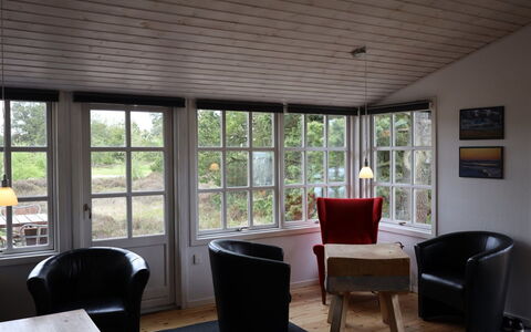 Momo - 2.8Km from the Sea: Meubles, Sol, Bois, Design Intérieur, Sol, Plafond, Chaise, Table, Pièce, Parquet