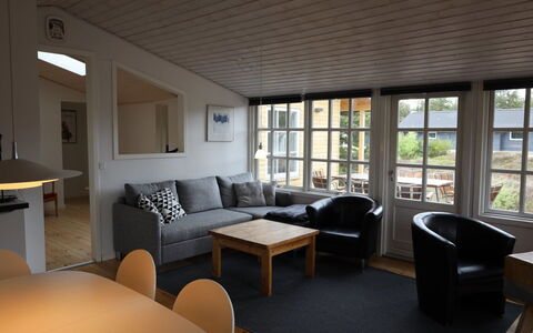 Momo - 2.8Km from the Sea: Meubles, Sol, Design Intérieur, Sol, Bois, Canapé, Plafond, Pièce, Salon, Table