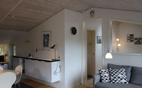Momo - 2.8Km from the Sea: Meubles, Sol, Mur, Design Intérieur, Sol, Bois, Plafond, Pièce, Canapé, Luminaire