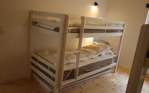 Momo - 2.8Km from the Sea: Bois, Sol, Sol, Lit Superposé, Tache De Bois, Dur, Chambre, Literie, Cadre De Lit, Lit