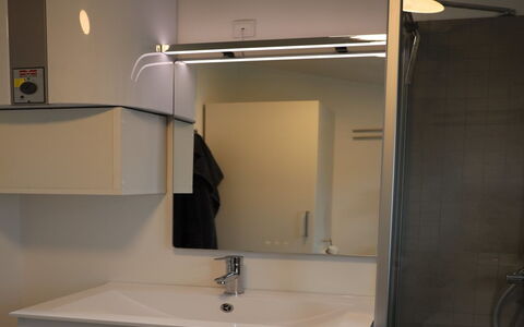 Momo - 2.8Km from the Sea: Design Intérieur, Luminaire Plomberie, Lavabo, Éclairage, Miroir, Robinet, Sol, Plomberie, Luminaire, Évier