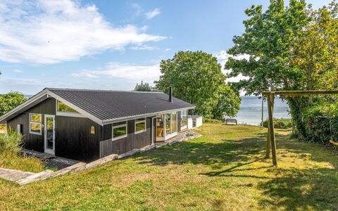 Stefan - 50M from the Sea: Toit, Maison, Domicile, Chalet, Porte, Siding, Plate-Forme, Porche, Planche, Dur