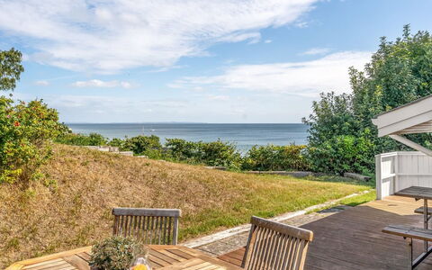 Stefan - 50M from the Sea: Toit, Maison, Domicile, Chalet, Porte, Siding, Plate-Forme, Porche, Planche, Dur