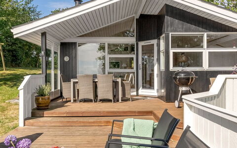 Stefan - 50M from the Sea: Toit, Maison, Domicile, Chalet, Porte, Siding, Plate-Forme, Porche, Planche, Dur