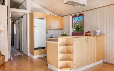 Stefan - 50M from the Sea: Bois, Sol, Design Intérieur, Sol, Plafond, Cuisine, Pièce, Comptoir, Meubles, Tache De Bois