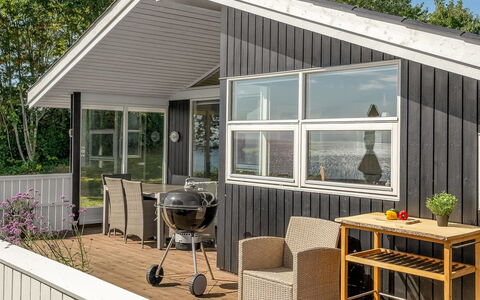 Stefan - 50M from the Sea: Bois, Domicile, Porte, Chalet, Siding, Porche, Dur, Ombre, Planche, Batiments Jardin