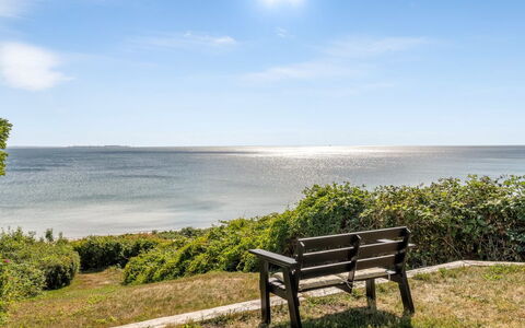 Stefan - 50M from the Sea: Bleu, Ciel, Jour, Vert, L'Eau, Plan D'Eau, Horizon, Extérieur Banc, Paysage Naturel, Mer