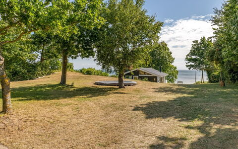Stefan - 50M from the Sea: Bleu, Arbre, Herbe, Lot Terre, Plaine, Ombre, Pelouse, Prairie, Aménagement Paysager, Parc