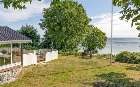 Stefan - 50M from the Sea: Arbuste, Chalet, Jardin, Biens, Aménagement Paysager, Ombre, Pelouse, Cour, Ferme