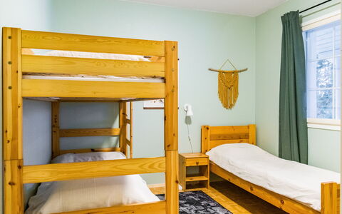 Järvitupa: Lit, Lit Superposé, Sol, Chambre, Sol, Bois, Design Intérieur, Literie, Drap De Lit, Cadre De Lit
