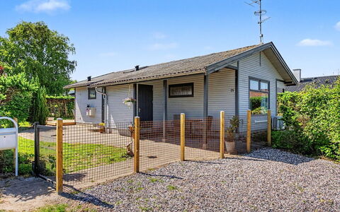 Jani - 620M from the Sea: Bâtiment, Maison, Toit, Arbuste, Chalet, Domicile, Lot Terre, Siding, Porte